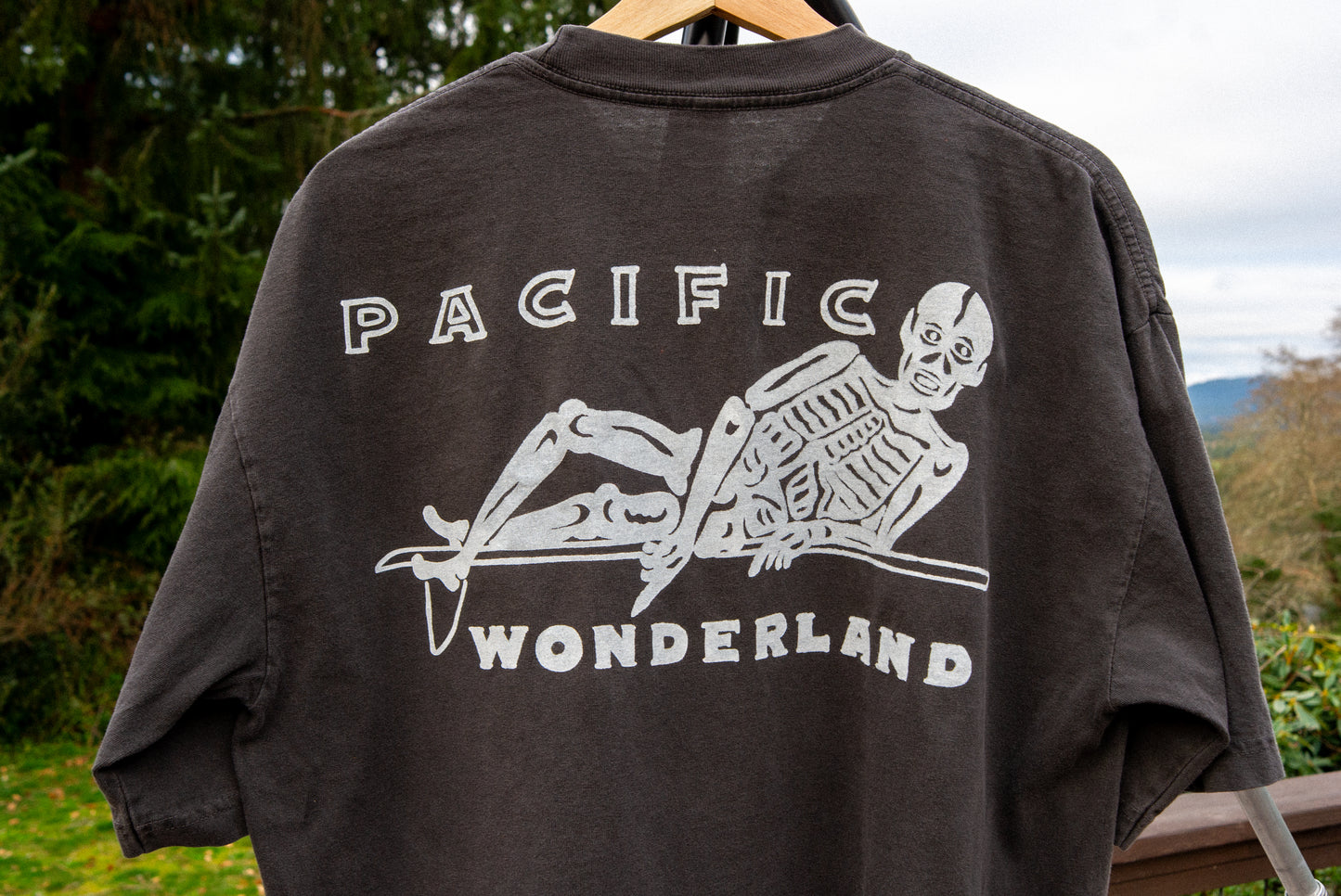 White on vintage black. W/front pocket. Buenos días.