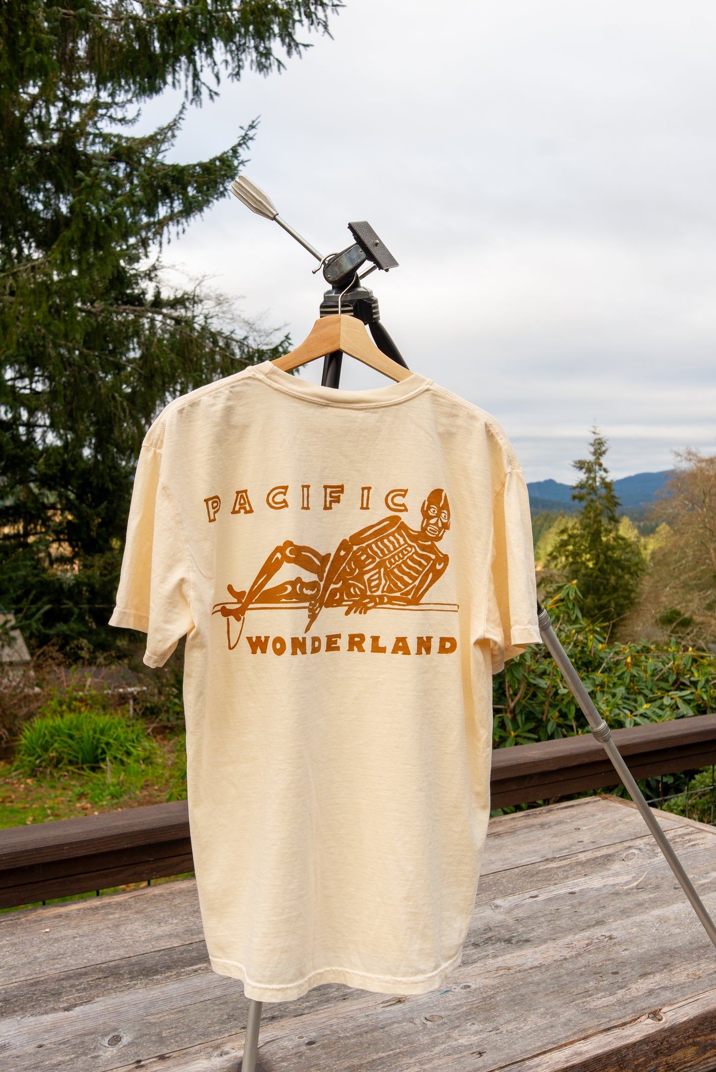 Pacific wonderland/ light brown on ivory