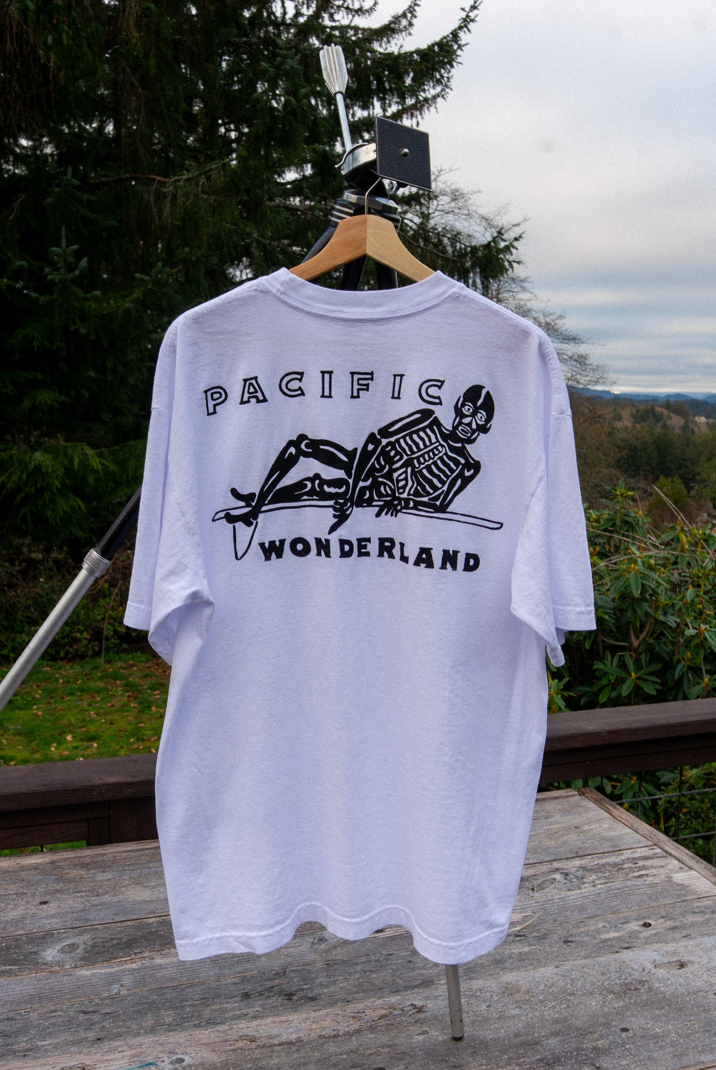Pacific wonderland/black on white with pocket.