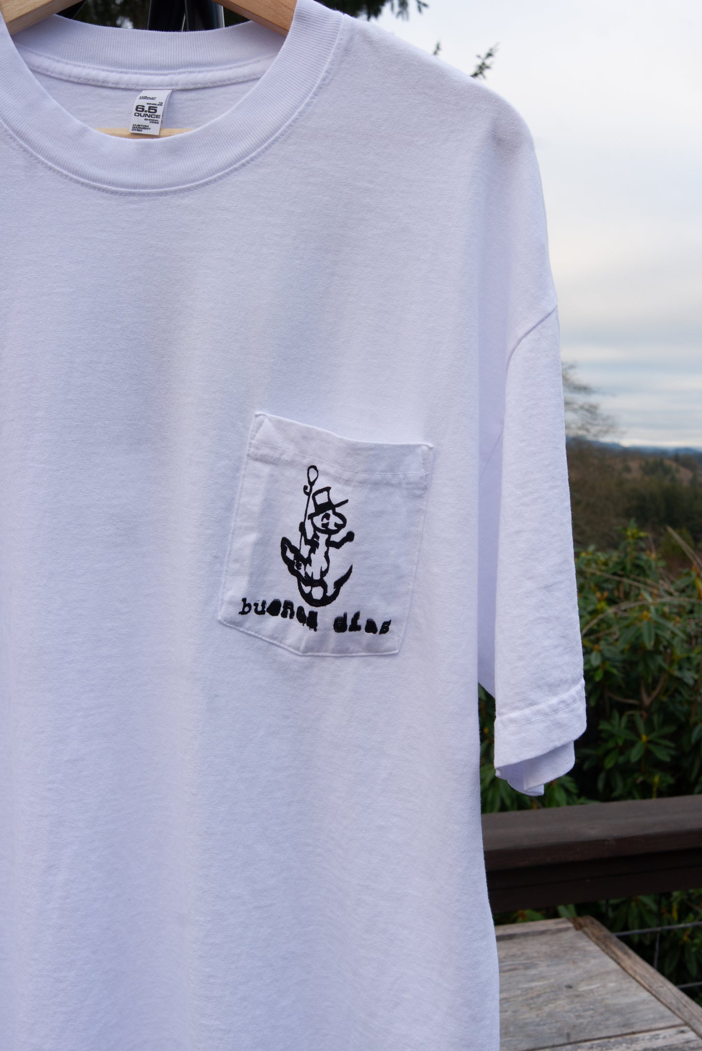 Pacific wonderland/black on white with pocket.