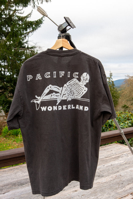 White on vintage black. W/front pocket. Buenos días.